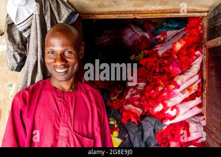 Ladenbesitzer vor seinem Laden voller buntem Leder, Kano, Bundesstaat Kano, Nigeria Stockfoto