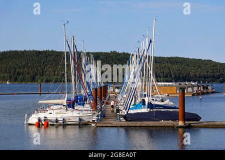 Segelboote im Segelhafen am Steg, Yachthafen, hinten Floating Village am Brombachsee, Grosser Brombachsee, Ramsberg am Stockfoto