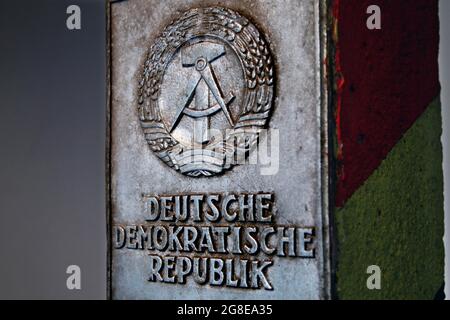 Grenzposten mit Staatswappen der DDR, Wappen mit Hammer und Sichel, Schild im Grenzgebiet, Sperrzone, Mödlareuth, ehemalige Stockfoto