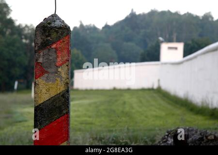 Grenzposten der DDR, Sperrzone, Niemandsland, Grenzbefestigung, Grenzmauer in Mödlareuth, ehemalige geteilte Stadt an der deutsch-deutschen Grenze Stockfoto