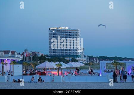 Abendstimmung am Strand, Restaurant und Hotel Neptun, Warnemünde, Rostock, Mecklenburg-Vorpommern, Deutschland Stockfoto