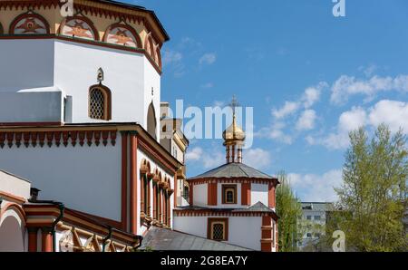 Russland, Irkutsk - 27. Mai 2021: Die Kathedrale der Epiphanie des Herrn. Orthodoxe Kirche, katholische Kirche im Frühjahr Stockfoto