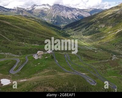 Luftaufnahme der Serpentinen auf der Nordseite des Spluegenpasses, Graubünden, Schweiz Stockfoto