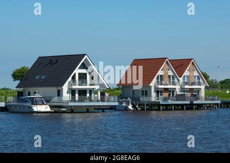 Pfahlhäuser an der Harle, Harlesiel, Carolinensiel, Ostfriesland, Niedersachsen, Deutschland Stockfoto