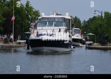 Großes Segelboot, das aus den Hartwells-Schleusen am Rideau-Kanal im Zentrum von Ottawa kommt Stockfoto