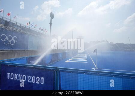 Tokio, Japan. Juli 2021. Hockey, Damen: Olympische Spiele, Testspiel, Deutschland - Argentinien im Oi Hockey Stadium. Vor dem Start des Spiels wird das Spielfeld mit Wasser besprüht. Am Morgen ist es bereits um die 30 Grad heiß. Quelle: Michael Kappeler/dpa/Alamy Live News Stockfoto