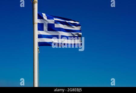 Die griechische Flagge, die im Wind auf der Insel Kreta, Griechenland, fliegt Stockfoto