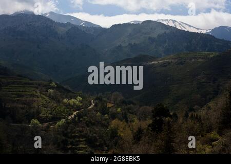 Eine Straße schlängelt sich durch eine bergige Landschaft auf der Insel Kreta, Griechenland Stockfoto