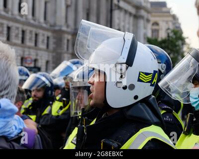 TSG-Polizeibeamte mit Helmen nehmen an einem Protest am „Freedom Day“ auf dem Parliament Square in London Teil, bei dem die Straße von Demonstranten blockiert wurde. Stockfoto