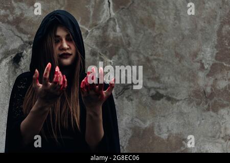 Portrait Monster Frau Geist und Hand haben rotes Blut, halloween-Konzept Stockfoto