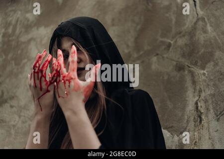 Portrait Monster Frau Geist und Hand haben rotes Blut, halloween-Konzept Stockfoto