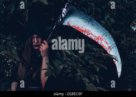 Porträt der Frau Geist Horror sie haben Sense auf der Hand, halloween-Tag-Konzept Stockfoto