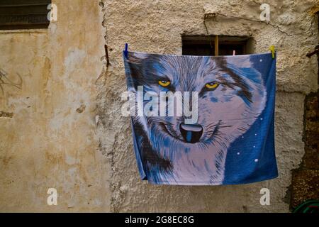 Ein Handtuch mit dem Bild eines Wolfes auf einer Wäscheleine in Chania, auf der Insel Kreta, Griechenland Stockfoto