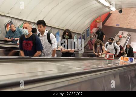 (210720) -- LONDON, 20. Juli 2021 (Xinhua) -- Passagiere laufen in einer U-Bahn-Station während der morgendlichen Hauptverkehrszeit in London, Großbritannien, am 19. Juli 2021. Als sich England am Montag in die letzte Phase der Aufhebung der COVID-19-Beschränkungen begab, im so genannten „Freedom Day“, erinnerten medizinische Experten die Öffentlichkeit an Vorsicht. Fast alle gesetzlichen Beschränkungen für den sozialen Kontakt wurden aufgehoben. Es gibt jetzt keine Grenzen mehr, wie viele Menschen sich treffen oder an Veranstaltungen teilnehmen können, Nachtklubs, die um Mitternacht wieder eröffnet werden, und Gesichtsbedeckungen werden in einigen Räumen empfohlen, aber nicht gesetzlich vorgeschrieben. (Foto von Ray Stockfoto