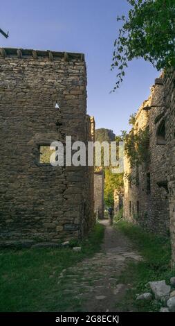 Spaziergang in einer leeren Straße eines verlassenen Dorfes in den Pyrenäen, Janovas, Spanien Stockfoto