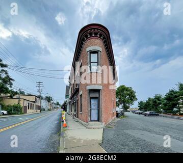 Suffern, NY - USA - 17. Juli 2021: Horizontale Ansicht des Einkaufsviertels der Innenstadt von Suffern. Linie mit Geschäften, Restaurants, Büros und öffentlichen Plätzen in Stockfoto