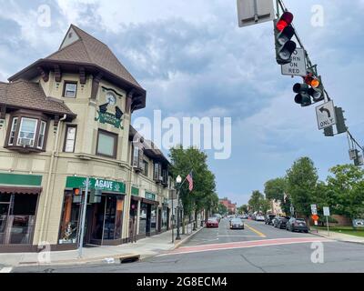 Suffern, NY - USA - 17. Juli 2021: Horizontale Ansicht des Einkaufsviertels der Innenstadt von Suffern. Linie mit Geschäften, Restaurants, Büros und öffentlichen Plätzen in Stockfoto