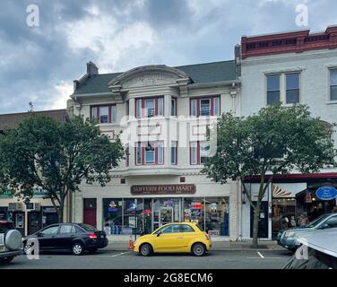 Suffern, NY - USA - 17. Juli 2021: Horizontale Ansicht des Einkaufsviertels der Innenstadt von Suffern. Linie mit Geschäften, Restaurants, Büros und öffentlichen Plätzen in Stockfoto