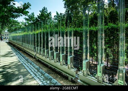 Hoboken, NJ - USA - 18. Juli 2021: Horizontale Ansicht des ikonischen 911-Denkmals für die Stadt Hoboken. Das von Demetri Sarantitis entworfene Denkmal. Lo Stockfoto