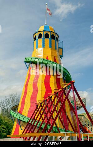 Altmodisches Kirmes-Helter-Skelter (oder eine spiralförmige Rutsche des Leuchtturms) im Black Country Living Museum, Dudley, West Midlands, England Stockfoto