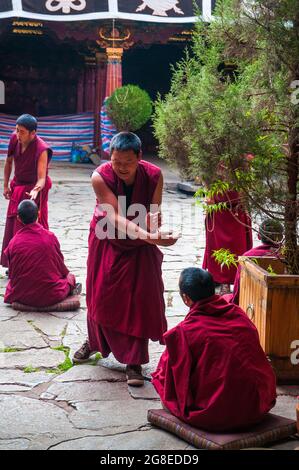 Buddhistische Mönche führen rituelle Debatten im Jokhang-Tempel in Lhasa, Tibet Stockfoto