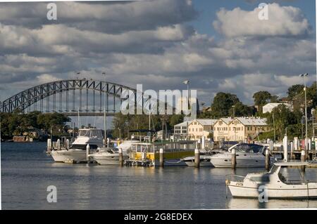 Sydney Harbour Bridge aus dem Vorort Balmain, New South Wales, Australien Stockfoto