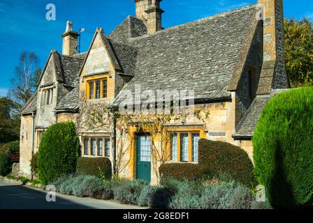 Ein Haus im unberührten Cotswold-Dorf Stanton, am Rande der Grenze zwischen Worcestershire und Gloucestershire, in der Nähe des Broadway in England. Stockfoto