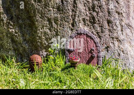 Feenhaus Tür aus Ton in Wand Miniatur-Setup. Stockfoto