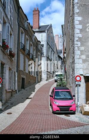 Blois, Frankreich: Eine enge mittelalterliche Straße in der Altstadt, wo kleine Autos von Vorteil sind. Stockfoto