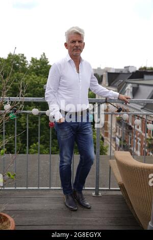 Hamburg, Deutschland. Juli 2021. Autor Heinz Strunk steht auf einer Dachterrasse. Am 20.07.2021 erscheint sein Roman 'Es ist immer so schön mit dir'. Einen Tag zuvor veröffentlichte er ein Hörspiel. Kredit: Marcus Brandt/dpa/Alamy Live Nachrichten Stockfoto