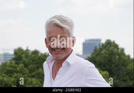 Hamburg, Deutschland. Juli 2021. Autor Heinz Strunk steht auf einer Dachterrasse. Am 20.07.2021 erscheint sein Roman 'Es ist immer so schön mit dir'. Einen Tag zuvor veröffentlichte er ein Hörspiel. Kredit: Marcus Brandt/dpa/Alamy Live Nachrichten Stockfoto