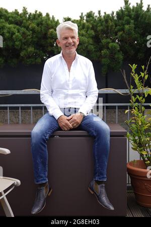 Hamburg, Deutschland. Juli 2021. Autor Heinz Strunk sitzt auf einer Dachterrasse. Am 20.07.2021 erscheint sein Roman 'Es ist immer so schön mit dir'. Einen Tag zuvor veröffentlichte er ein Hörspiel. Kredit: Marcus Brandt/dpa/Alamy Live Nachrichten Stockfoto