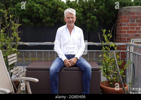 Hamburg, Deutschland. Juli 2021. Autor Heinz Strunk sitzt auf einer Dachterrasse. Am 20.07.2021 erscheint sein Roman 'Es ist immer so schön mit dir'. Einen Tag zuvor veröffentlichte er ein Hörspiel. Kredit: Marcus Brandt/dpa/Alamy Live Nachrichten Stockfoto