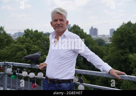 Hamburg, Deutschland. Juli 2021. Autor Heinz Strunk steht auf einer Dachterrasse. Am 20.07.2021 erscheint sein Roman 'Es ist immer so schön mit dir'. Einen Tag zuvor veröffentlichte er ein Hörspiel. Kredit: Marcus Brandt/dpa/Alamy Live Nachrichten Stockfoto