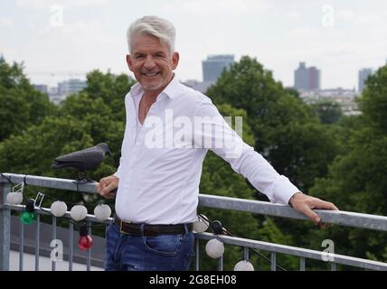 Hamburg, Deutschland. Juli 2021. Autor Heinz Strunk steht auf einer Dachterrasse. Am 20.07.2021 erscheint sein Roman 'Es ist immer so schön mit dir'. Einen Tag zuvor veröffentlichte er ein Hörspiel. Kredit: Marcus Brandt/dpa/Alamy Live Nachrichten Stockfoto