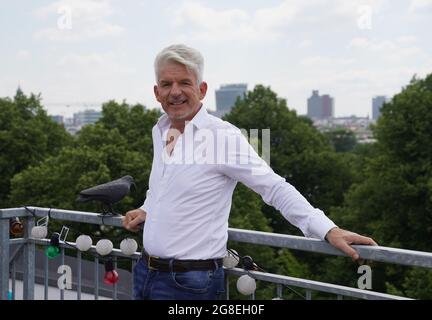 Hamburg, Deutschland. Juli 2021. Autor Heinz Strunk steht auf einer Dachterrasse. Am 20.07.2021 erscheint sein Roman 'Es ist immer so schön mit dir'. Einen Tag zuvor veröffentlichte er ein Hörspiel. Kredit: Marcus Brandt/dpa/Alamy Live Nachrichten Stockfoto