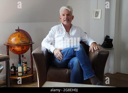 Hamburg, Deutschland. Juli 2021. Autor Heinz Strunk, fotografiert in seiner Wohnung. Am 20.07.2021 erscheint sein Roman 'Es ist immer so schön mit dir'. Einen Tag zuvor veröffentlichte er ein Hörspiel. Kredit: Marcus Brandt/dpa/Alamy Live Nachrichten Stockfoto