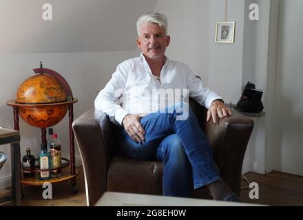 Hamburg, Deutschland. Juli 2021. Autor Heinz Strunk, fotografiert in seiner Wohnung. Am 20.07.2021 erscheint sein Roman 'Es ist immer so schön mit dir'. Einen Tag zuvor veröffentlichte er ein Hörspiel. Kredit: Marcus Brandt/dpa/Alamy Live Nachrichten Stockfoto