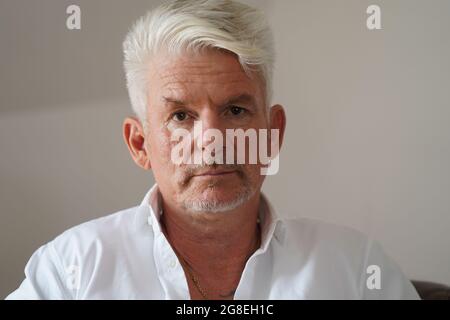 Hamburg, Deutschland. Juli 2021. Autor Heinz Strunk, fotografiert in seiner Wohnung. Am 20.07.2021 erscheint sein Roman 'Es ist immer so schön mit dir'. Einen Tag zuvor veröffentlichte er ein Hörspiel. Kredit: Marcus Brandt/dpa/Alamy Live Nachrichten Stockfoto