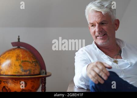 Hamburg, Deutschland. Juli 2021. Autor Heinz Strunk, fotografiert in seiner Wohnung. Am 20.07.2021 erscheint sein Roman 'Es ist immer so schön mit dir'. Einen Tag zuvor veröffentlichte er ein Hörspiel. Kredit: Marcus Brandt/dpa/Alamy Live Nachrichten Stockfoto