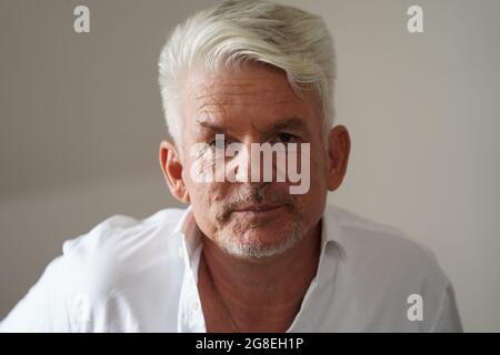 Hamburg, Deutschland. Juli 2021. Autor Heinz Strunk, fotografiert in seiner Wohnung. Am 20.07.2021 erscheint sein Roman 'Es ist immer so schön mit dir'. Einen Tag zuvor veröffentlichte er ein Hörspiel. Kredit: Marcus Brandt/dpa/Alamy Live Nachrichten Stockfoto