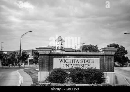 Wichita, Kansas, USA: 6-2021: Haupteingangsschild zum zentralen Campus der Wichita State University Stockfoto