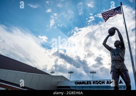 Wichita, Kansas, USA: 6-2021: Statue vor der Charles Koch Arena auf dem zentralen Campus der Wichita State University, wo die Shocker spielen Stockfoto