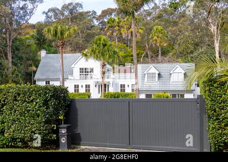 Freistehendes großes luxuriöses australisches Wohnhaus und Haus in Avalon Beach Vorort von Sydney, NSW, Australien mit Eingangstoren und großem Garten Stockfoto