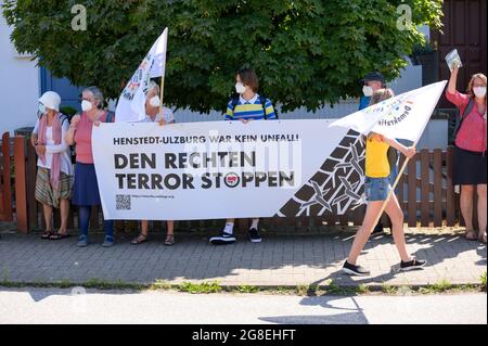 Henstedt Ulzburg, Deutschland. Juli 2021. Demonstranten zeigen ein Plakat mit der Aufschrift: „Henstedt-Ulzburg war kein Unfall! Stoppt den rechten Terror.“ Neun Monate nach einem Zwischenfall bei einer Anti-AfD-Demonstration haben wieder mehrere hundert Menschen aus der linken Szene in Henstedt-Ulzburg (Kreis Segeberg) demonstriert. Am 17.10.2020 hatte ein AfD-Sympathisant Teilnehmer einer Kundgebung gegen eine AfD-Veranstaltung mit seinem Auto getroffen und verletzt. Quelle: Jonas Walzberg/dpa/Alamy Live News Stockfoto