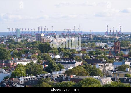 Hamburg, Deutschland. Juli 2021. Die Containerbrücken des Hafens sind hinter Teilen von Ottensen, Altona-Nord und Eimsbüttel zu sehen. Quelle: Jonas Walzberg/dpa/Alamy Live News Stockfoto