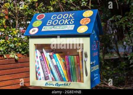 Kostenlose Straßenbibliothek in Avalon Beach Sydney, können Mitglieder der Gemeinschaft tauschen und kostenlose Bücher ausleihen, hier sind Kochbücher im Angebot, Australien Stockfoto