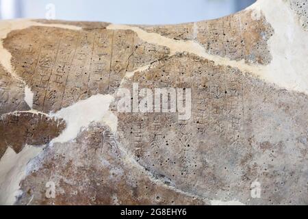 Die elamitische Inschrift der Bullen-Statue, ausgegraben in Chogha Zanbil, Nationalmuseum des Iran, Teheran, Iran, Persien, Westasien, Asien Stockfoto