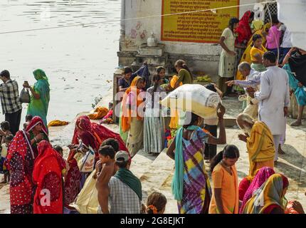 Hindu-Pilger, die sich vorbereiten, im Tank oder heiligen See in Pushkar, Rajasthan, Indien, zu baden Stockfoto