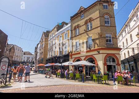 Folkestone, Kent. Cafés und Restaurants in der Rendezvous Street in der Altstadt. Stockfoto